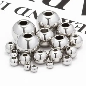 Vista macro de cuentas redondas de acero inoxidable pulido con agujeros para joyería DIY