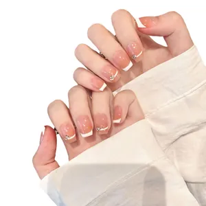 Faux ongles French manucure rose nude avec strass délicats et lignes blanches artistiques
