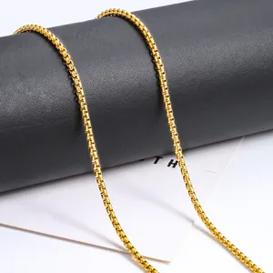 Poliertes 2,5mm Gold-Edelstahl-Box-Kettenhalsband auf schwarzem Textur-Displayständer