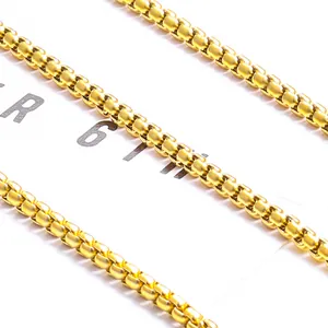 Makroaufnahme einer 2,5 mm goldenen Box-Kette mit polierten Gliedern aus Edelstahl