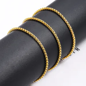 Minimalistische 2,5 mm goldene Edelstahl-Box-Halskette auf schwarzem Ständer