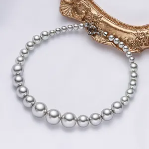 Dettaglio della collana di perle di vetro grigio argento con sfumatura e chiusura