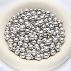 Dettaglio di perle di vetro rotonde grigio argento lucido per creazione gioielli
