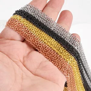 Gros plan de quatre couleurs de chaînes en acier inoxydable pour la création de bijoux DIY
