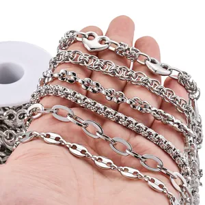 Nahaufnahme verschiedener Edelstahl-DIY-Ketten inkl. Herz- und Ovalgliedern für Schmuck