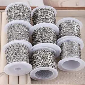Poliertes Edelstahl-DIY-Schmuckketten-Set inklusive Kugelketten auf weißen Kunststoffspulen