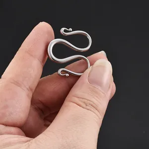 Chiusura a S in acciaio inossidabile per gioielli fai-da-te tenuta tra le dita