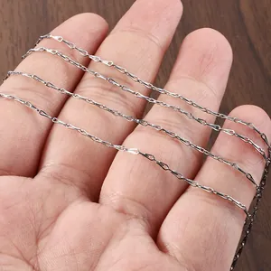 Nahaufnahme der glänzenden silbernen Edelstahlkette für DIY-Schmuck und Halsketten