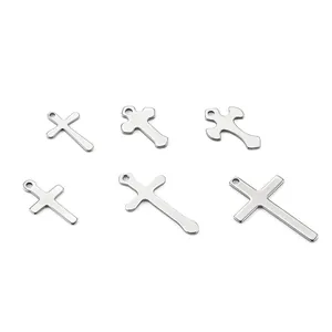 Colección de seis colgantes de cruz de acero inoxidable pulido para crear joyas de bricolaje
