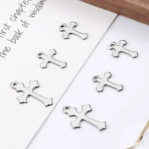 Polierte Edelstahl-Kreuzanhänger im Gothic-Stil für DIY-Schmuck auf Vintage-Hintergrund