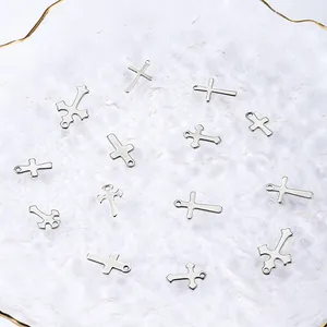 Detaillierte Makroansicht verschiedener silberner Edelstahl-Kreuzanhänger für DIY-Schmuck
