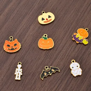 Vista macro de colgantes de esmalte de Halloween con calabaza y esqueleto para joyas DIY