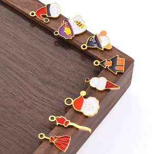 Gedetailleerde collectie emaille hangers voor Halloween en Kerstmis op houtwerk