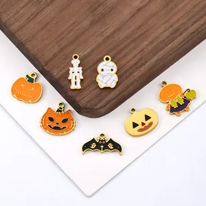 Set de 7 colgantes de esmalte de Halloween con diseños de calabaza, calavera y murciélago