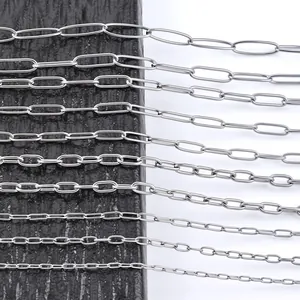 Détail de différentes tailles de chaînes trombones en acier poli pour création de bijoux DIY