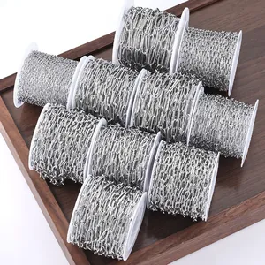 Assortiment de dix bobines de chaînes DIY en acier inoxydable sur un plateau en bois