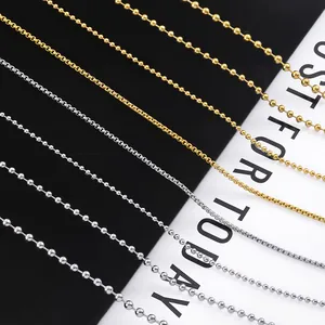 Detailansicht von Gold- und Silber-Edelstahl-Kugelketten und Box-Ketten für DIY-Schmuck