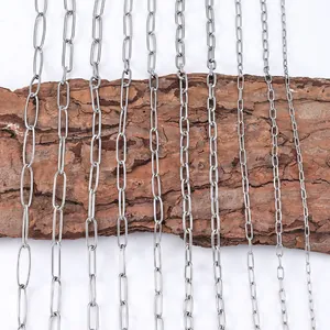 Vue verticale de diverses chaînes trombone en acier inoxydable sur fond d'écorce