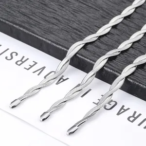 Nahaufnahme der gedrehten silbernen Schlangenkette aus Edelstahl mit Webstruktur