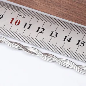 Geflochtene Edelstahl-Schlangenkette 10mm Breite, gemessen mit einem Metalllineal am Tisch