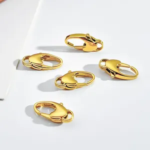 Fünf polierte goldene Edelstahl-Karabinerverschlüsse für DIY-Schmuck auf weißem Grund