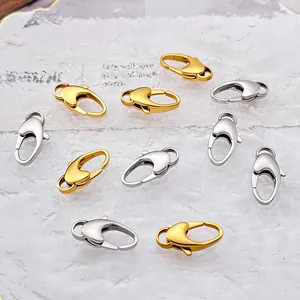 Polierte Edelstahl-Karabinerverschlüsse in Gold und Silber auf Stein-Hintergrund