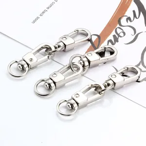 Vue détaillée de trois fermoirs mousquetons rotatifs en argent pour accessoires de sacs