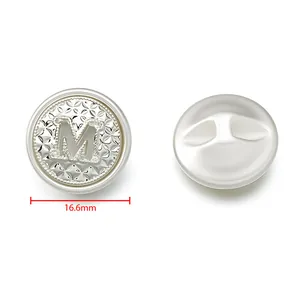 Detail van een 16,6mm zilveren ABS-hars knoop met letter M en een gewatteerd patroon
