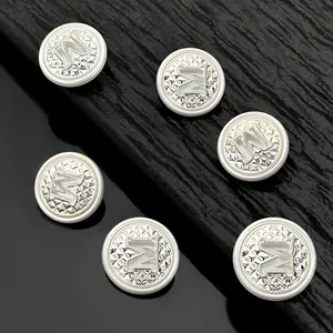 Set van 6 zilveren ronde ABS-hars knopen met reliëf M-logo en sterrenpatroon