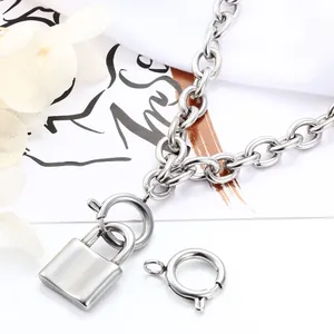 Collier en acier inoxydable avec pendentif cadenas et fermoirs à ressort supplémentaires