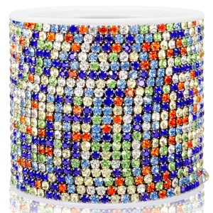 Dettaglio catena di strass colorati su bobina bianca per creazione di gioielli fai da te