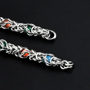 Byzantinisches Armband aus silbernem Metall mit mehrfarbigen grünen und blauen Steinen