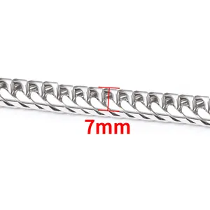 Macro-opname van 7mm roestvrijstalen franco-ketting met details van de gepolijste schakels