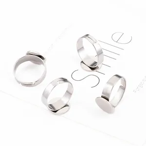 Detailansicht von vier verstellbaren 12mm Edelstahl-Ringrohlingen für DIY-Schmuckzubehör