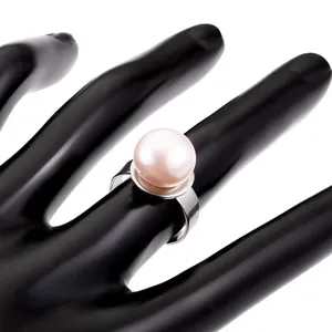 Minimalistischer 12mm Edelstahlring mit einer großen rosa runden Perle als Akzent