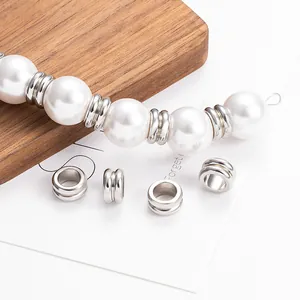 Gepolijste zilveren roestvrijstalen tussenparels voor DIY-sieraden op witte parels