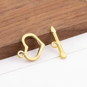 Gros plan du fermoir à bascule OT en forme de cœur doré pour colliers et bracelets