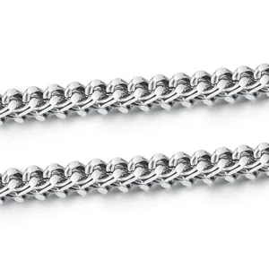 Detalle de una cadena Franco de acero inoxidable plateado pulido con acabado espejo