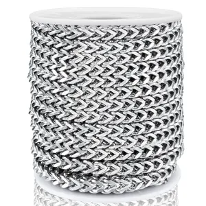Detalle de cadena cubana de acero inoxidable plateado en carrete para joyería artesanal