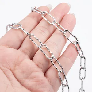 Cadena rectangular de acero inoxidable plateado con acabado texturizado de diamante