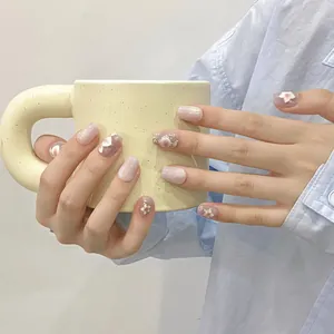 Detail von handgefertigten lila Marmor-Nagelspitzen mit 3D-Blumen und Goldverzierung