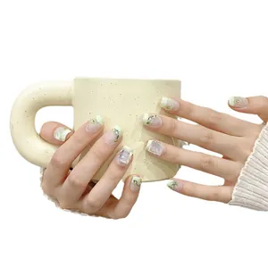 Handgefertigte grüne Ombre-Nägel mit Strasssteinen und lichtdurchlässigem Finish