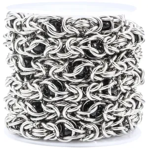 Chaîne byzantine en acier inoxydable avec perles noires sur une bobine blanche