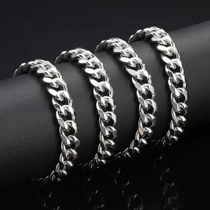 Bracciale a catena cubana in acciaio inossidabile lucido su un cilindro in pelle scura