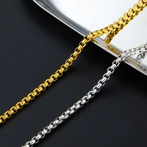 Detail von quadratischen Box-Ketten in Gold und Silber mit polierter Edelstahl-Textur