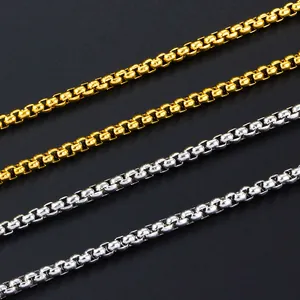 Polierte Edelstahl-Box-Halsketten in Gold und Silber auf einem schwarzen Hintergrund
