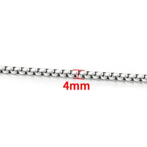 Makroaufnahme der 4mm breiten silbernen Edelstahl-Vierkantkette mit Box-Gliedern