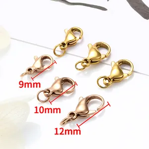 Vue macro de fermoirs mousquetons en or et or rose avec tailles 9mm, 10mm et 12mm