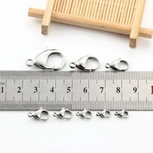 Vue détaillée de huit tailles de fermoirs mousquetons en acier inoxydable de 8 à 25 mm