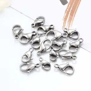 Vue macro de fermoirs mousquetons en acier inoxydable argenté pour bijoux DIY